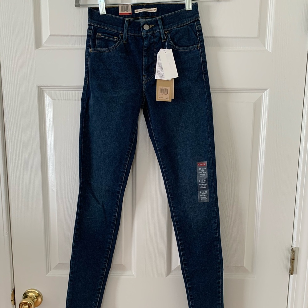 NWT Levi’s dark denim super skinny jeans 24x30